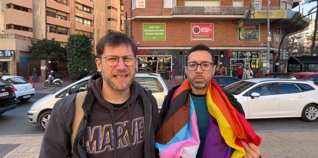 Activistas LGTBIQ+ de Podemos en la sede de Vox: 'La vergüenza sois vosotros'