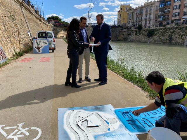 El carril bici de Murcia Río luce nueva señalización horizontal