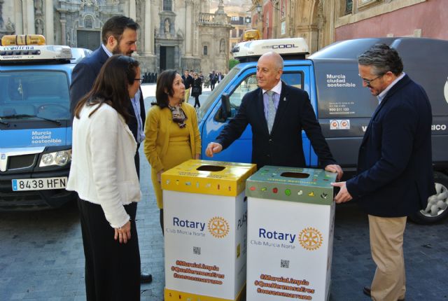 La colaboración entre el Ayuntamiento y Rotary Murcia Norte permitirá colocar 500 papeleras más durante las Fiestas de Primavera