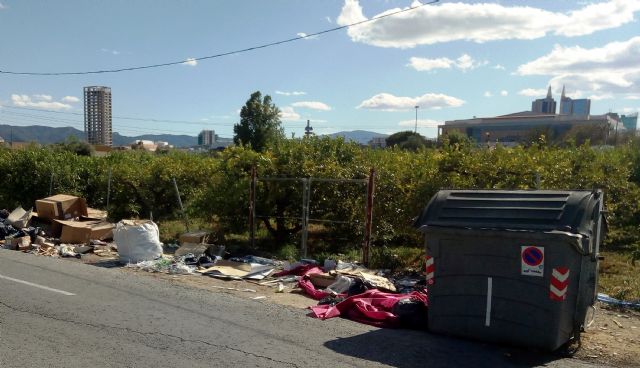 Ahora Murcia denuncia la acumulación permanente de basura y escombros en puente tocinos, a 300 metros del palacio de deportes