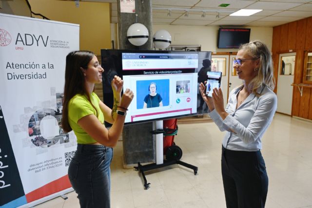 La Universidad de Murcia incorpora en cuatro centros un sistema de videointerpretación para alumnado con discapacidad auditiva