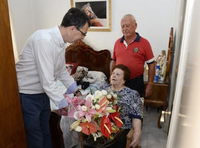 La abuela de Alquerías cumple un siglo de vida como una rosa