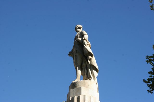 HUERMUR denuncia que la estatua centenaria del Conde de Floridablanca se ha quedado manca