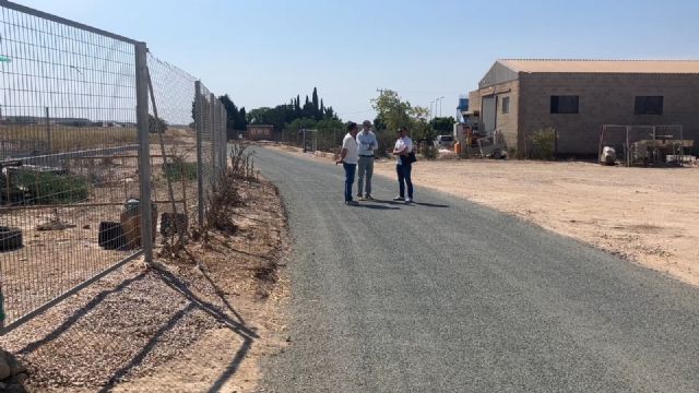 El Ayuntamiento renueva el asfalto del transitado camino de Sucina a Los Avileses mejorando las comunicaciones