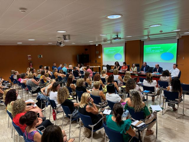 Los trabajadores de las 7 Escuelas Infantiles municipales se forman en salud, alimentación y primeros auxilios para este curso escolar