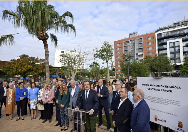El Ayuntamiento de Murcia dedica el jardín de Santiago y Zaraiche a la Asociación Española Contra el Cáncer
