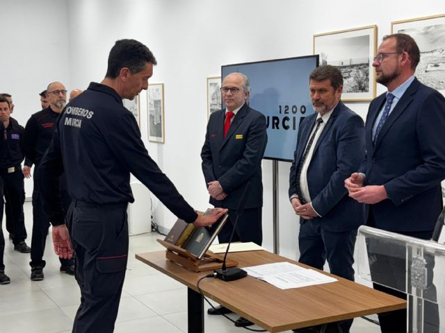 Un total de 45 nuevos bomberos se incorporan a la plantilla municipal como funcionarios de carrera