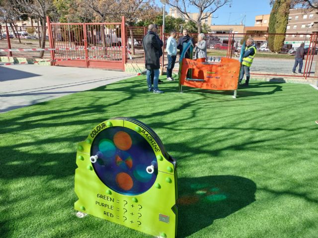 Los 200 alumnos del CEIP 'Gloria Fuertes' de El Palmar ya cuentan con una zona infantil de juegos renovada, más segura e inclusiva