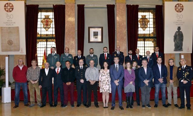 Los Bomberos jubilados reciben la Insignia de oro del Ayuntamiento en el día de su Patrón