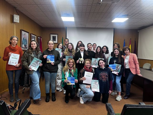 El programa EducanDOG refuerza su labor divulgativa en colegios con la formación de nuevos voluntarios