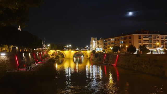 El cauce del Río Segura se ilumina hoy de rojo en apoyo a las personas con talasemia