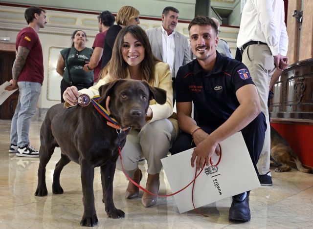 Murcia rinde homenaje a sus bomberos rescatistas en Venezuela y despide a un nuevo equipo