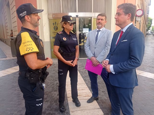El Ayuntamiento recupera la Policía Turística para mejorar la atención a los visitantes