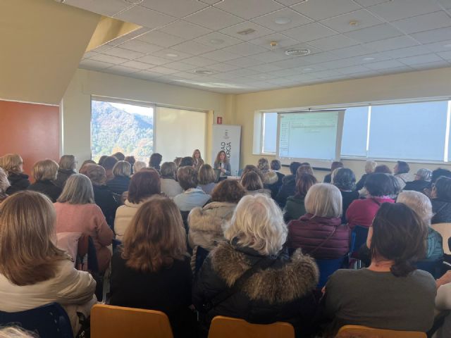 El proyecto CM en Red echa a andar con el primer encuentro de Centros de la Mujer del municipio de Murcia