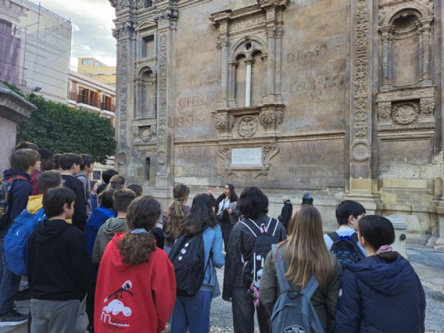 Alumnos de secundaria descubren el patrimonio lingüístico que ofrecen plazas y calles de la ciudad de Murcia