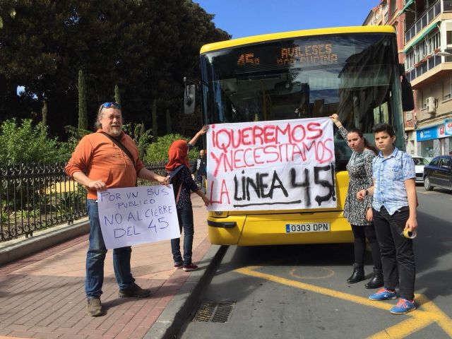 Ahora Murcia: 'Vecinos de Sucina se plantean irse a vivir a Murcia si se ejecuta la supresión de su línea de bus'