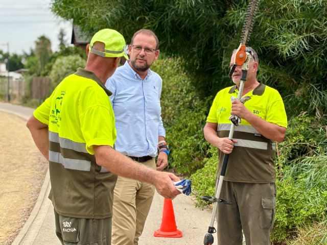 El Ayuntamiento de Murcia acomete la limpieza de 26km del carril bici entre El Raal y Contraparada para facilitar un paseo seguro e integrado en la naturaleza