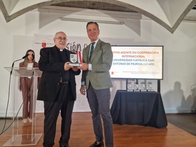 Premio a la UCAM por su cooperación internacional y acción humanitaria