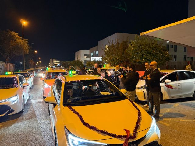 Los mayores de Murcia disfrutan de las luces de Navidad gracias al sector del taxi