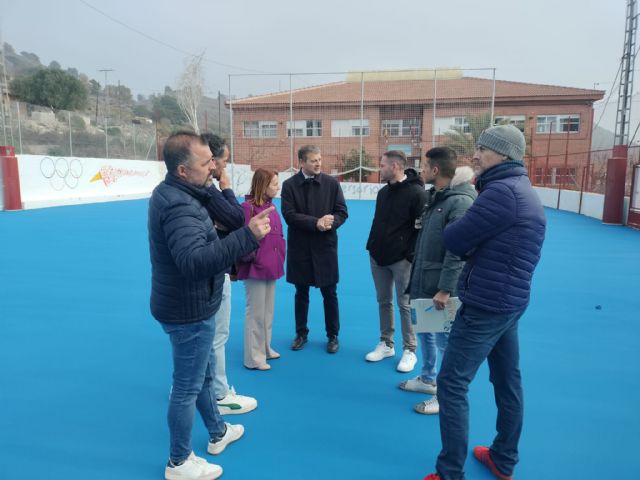 Los 92 alumnos del CEIP Juan XXIII de Monteagudo disfrutarán de una nueva pista deportiva renovada y más segura