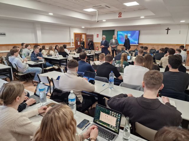 La UCAM refuerza sus lazos con Alemania acogiendo a estudiantes de la FOM y profesionales de Aldi