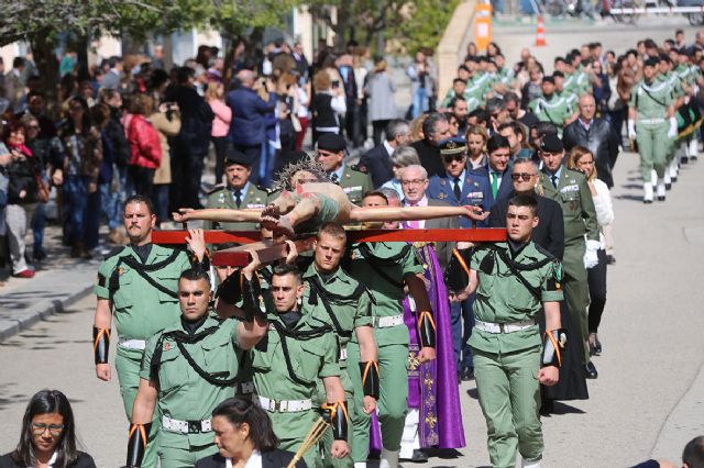 Los paracaidistas procesionan al Cristo de los Estudiantes en el Campus de la UCAM