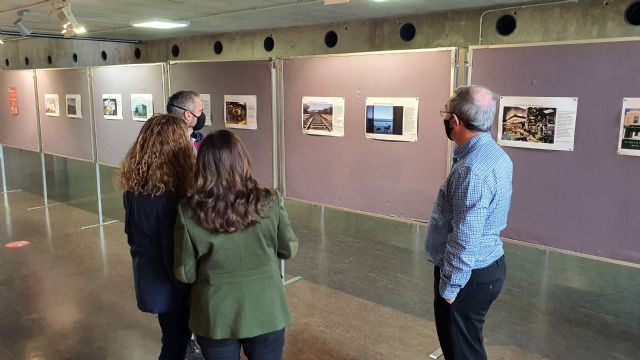 Estudiantes de la UMU crean una exposición que ayuda a comprender la economía a través de la fotografía