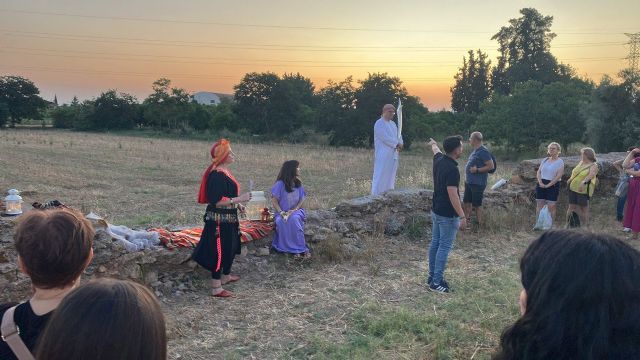 Más de un millar de personas han disfrutado de las visitas teatralizadas y los talleres de yoga en el Palacio Ibn Mardanís