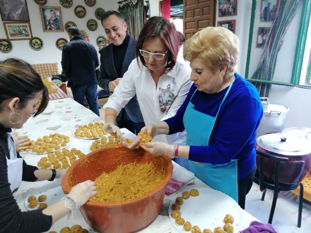 La vicepresidenta del Gobierno regional participa en la elaboración de las tradicionales 'Pelotas de Patiño'
