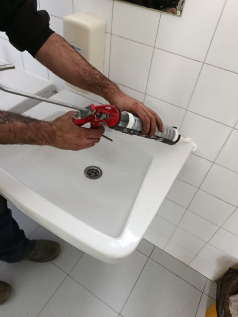 Finalizan las actuaciones de reparación de incidencias de fontanería, carpintería y azulejos en colegios de Sangonera la Verde