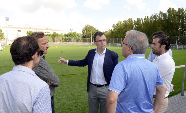 El Ayuntamiento renueva 18.500 m² de césped artificial en los campos de fútbol de La Flota y Santiago el Mayor