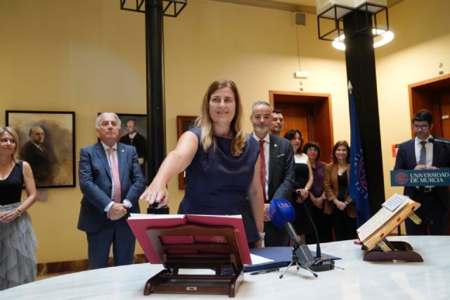 Antonia Baeza toma posesión como defensora universitaria de la Universidad de Murcia