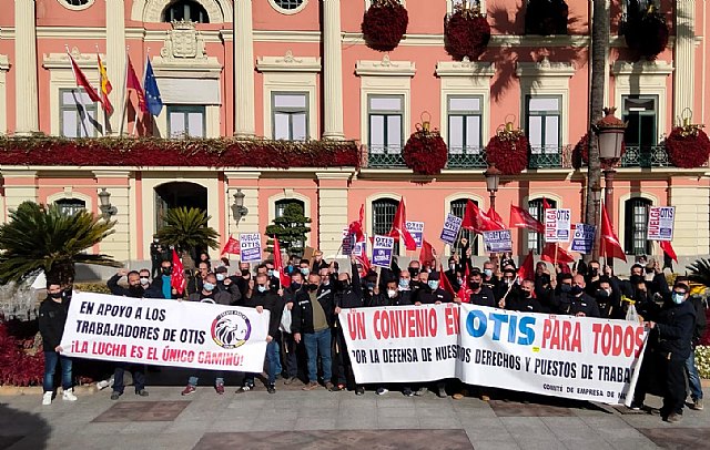 Los trabajadores de OTIS y el Frente Obrero se manifiestan en el ayuntamiento