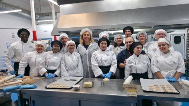 La Escuela Municipal de Hostelería 'Murcia Emplea' elabora cerca de 4.000 dulces solidarios para que los niños puedan disfrutar de la Navidad
