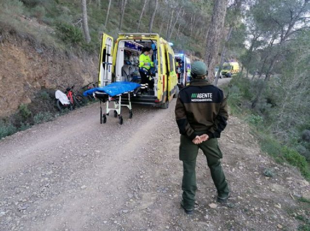 Servicios de emergencia atienden y trasladan a ciclista herido en el Camino de los Puros, Murcia