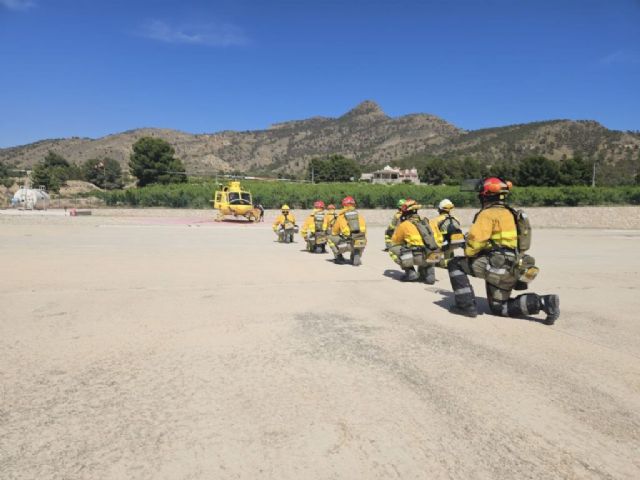 Incendio en una planta de reciclaje en Cañada Hermosa moviliza a bomberos, agentes medioambientales y helicóptero