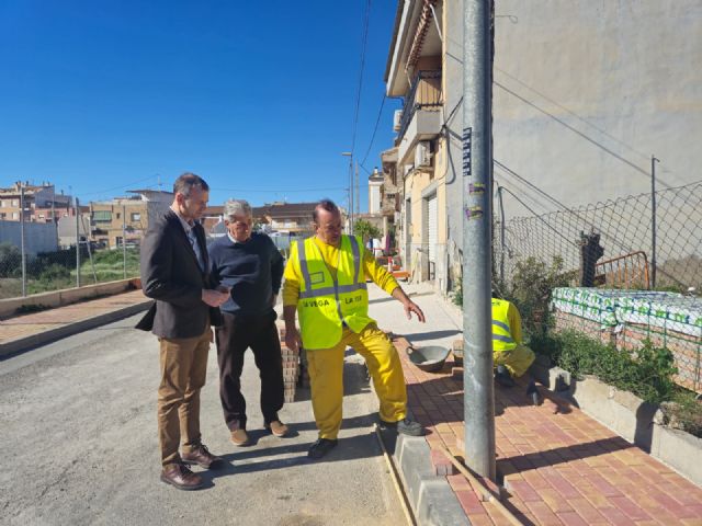 El Ayuntamiento renueva el asfalto y aceras en San Ginés con una inversión de más de 39.000&euro;