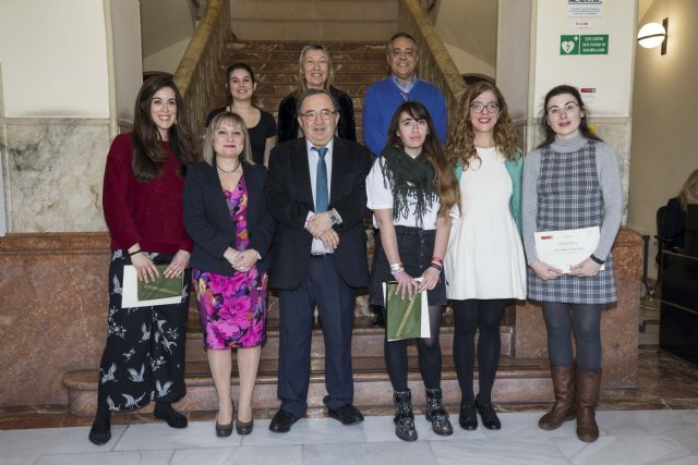 La UMU entrega los premios del II Concurso de relato corto sobre las mujeres