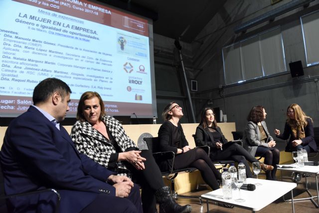 La Facultad de Economía dedica una mesa redonda a 'La mujer en la empresa'