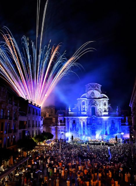 La Plaza Belluga se rinde al espectáculo 'Murcia 1200', una celebración histórica con miles de asistentes