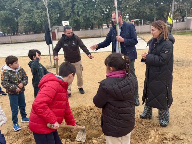 El CEIP Juan XXIII estrena nuevo arbolado gracias al Plan Foresta