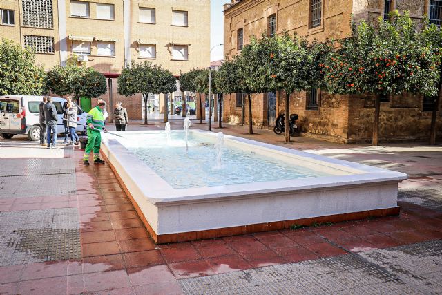 El Ayuntamiento acondiciona la fuente de la zona verde de La Innovadora en el barrio de San Pío X