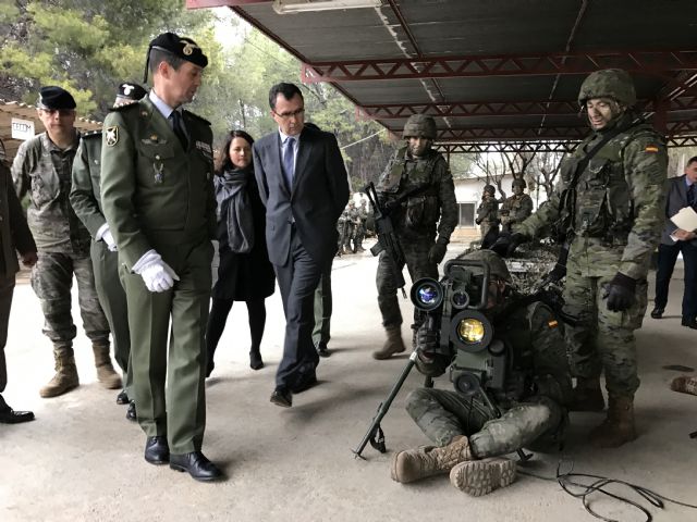 José Ballesta conoce el trabajo diario de los paracaidistas del Regimiento de Infantería ´Zaragoza´ de Javalí Nuevo