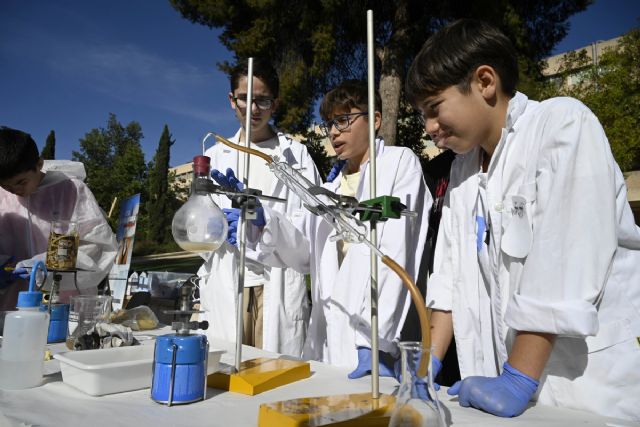 La feria de Química de MasterChem regresa este viernes a la Facultad de Biología con experimentos realizados por más de 300 jóvenes