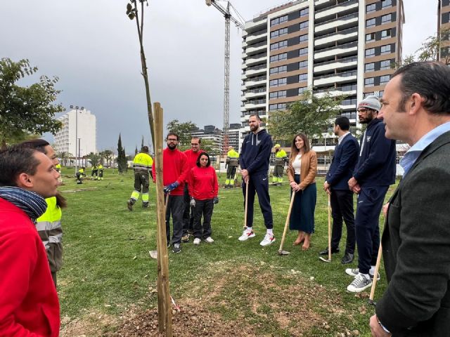 El Ayuntamiento de Murcia y el UCAM CB renuevan el convenio de colaboración en el fomento de buenas prácticas ambientales