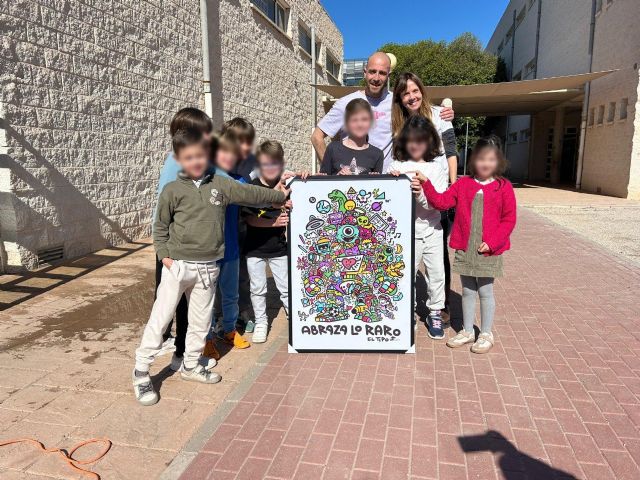 Salvador Marín 'El Tipo Raro' con alumnos del CEIP Nuestra Señora de Belén