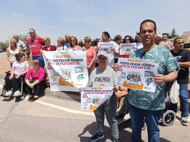 Protesta en la asociación Ceom para que se mejore la seguridad vial para los peatones que acuden a su centro en El Palmar