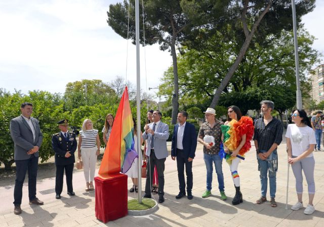 La bandera arcoíris lucirá de forma permanente en la Plaza de la Cruz Roja