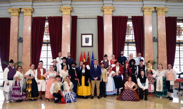 El Alcalde de Murcia recibe a las once agrupaciones que participan en el 55 Festival de Folklore del Mediterráneo