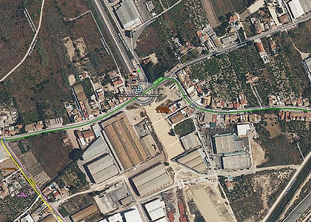 Accidente de tráfico al colisionar un turismo con un semáforo en Beniaján